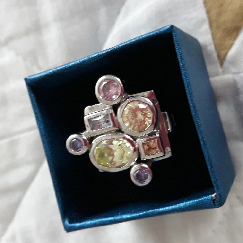 NWOT beautiful abstract 18k white gold plated ring.Unisex.